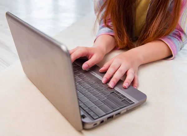 Chica joven navegando por Internet en el ordenador portátil — Foto de Stock