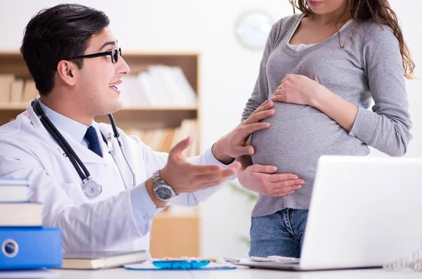 Mulher grávida visitante médico para consulta — Fotografia de Stock