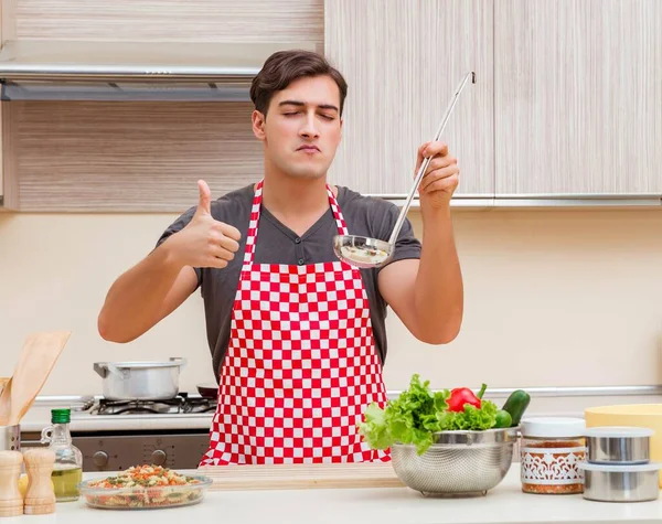 Homem cozinheiro masculino preparar comida na cozinha — Fotografia de Stock