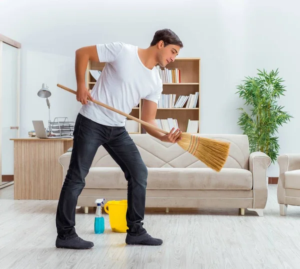 Man husband cleaning the house helping wife — Stock Photo, Image