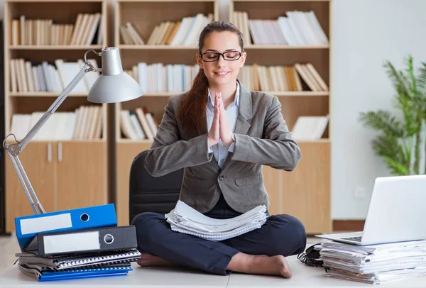 İş kadını ofiste meditasyon yapıyor. — Stok fotoğraf