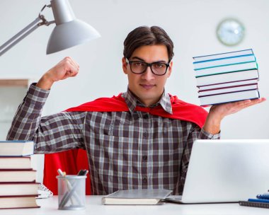 Sınavlara çalışan süper kahraman öğrenci.