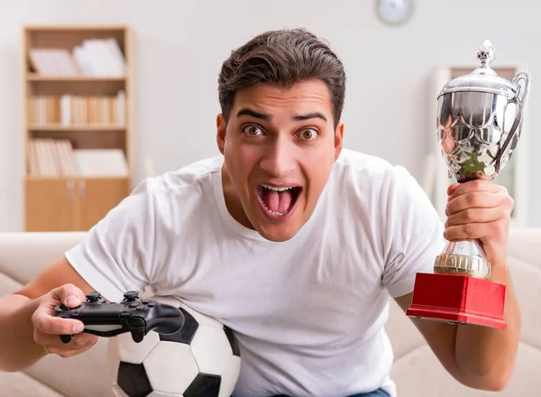 Homem viciado em jogos de computador — Fotografia de Stock