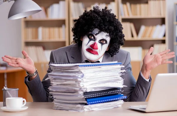 Clown zakenman werkzaam in het kantoor — Stockfoto
