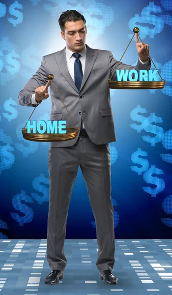 Üzletember, aki egyensúlyt keres otthon és a munka között. — Stock Fotó