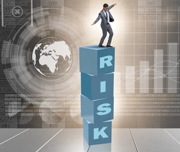 Zakenman in risico- en beloningsconcept — Stockfoto