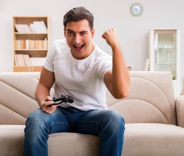 Bilgisayar oyunlarına bağımlı bir adam
