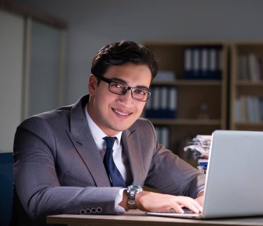 İşadamı ofiste saatlerce kalıyor.