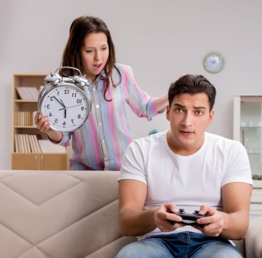 Bilgisayar oyunları bağımlılığından muzdarip genç aile