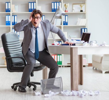 Ofiste çalışan kızgın işadamı kovuldu.