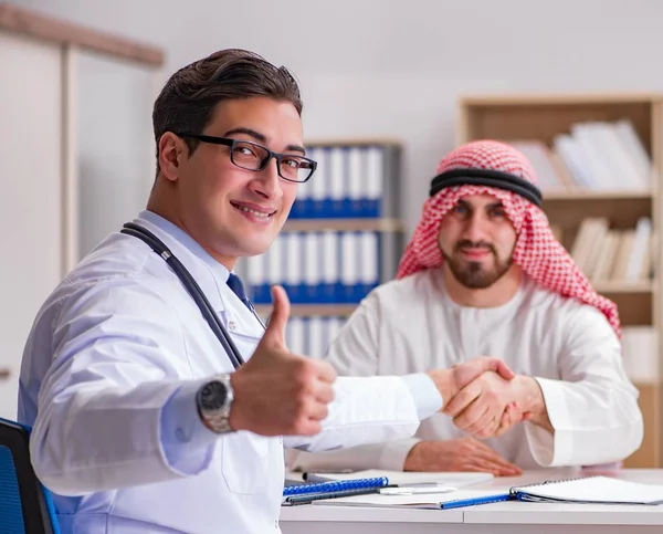 Arzt berät arabische Familie im Krankenhaus — Stockfoto