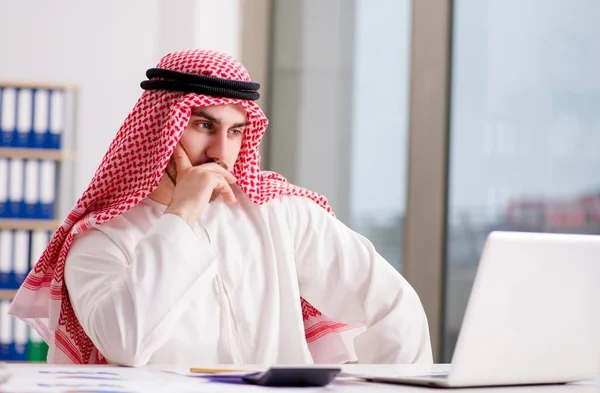 Arabische zakenman werkt op laptop computer — Stockfoto
