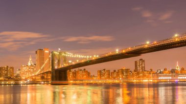 Manhattan ve Brooklyn köprüsünün gece manzarası