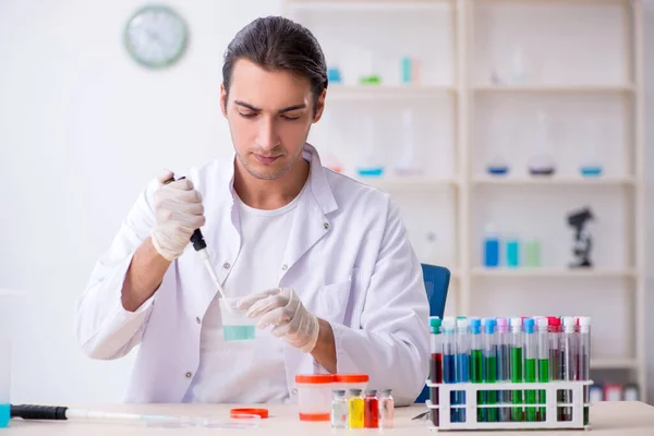 Jonge mannelijke chemicus werkzaam in het lab — Stockfoto