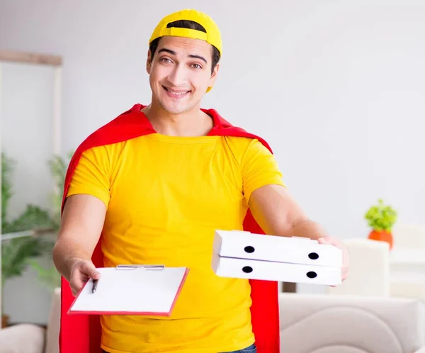 Superhjälte pizza leverans kille med rött omslag — Stockfoto