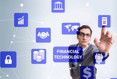 Fintech konseptinde düğmelere basan iş adamı