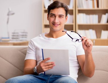 Kanepede oturan adam.