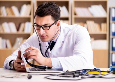 IT teknisyeni kırık dizüstü bilgisayarı tamir ediyor.