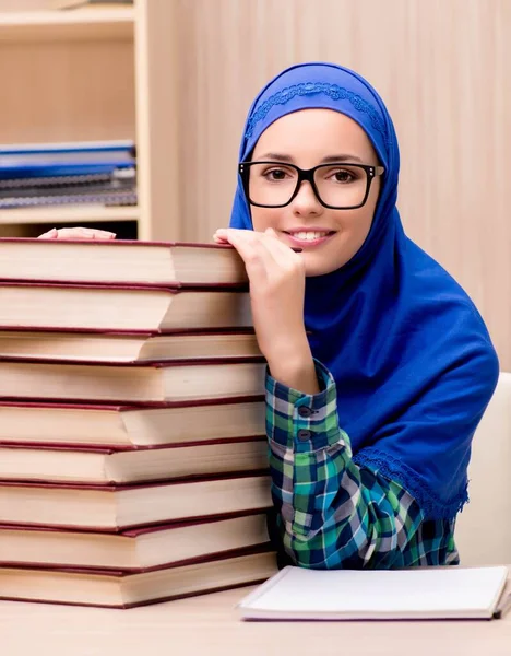 Muslimisches Mädchen bereitet sich auf Aufnahmeprüfungen vor — Stockfoto