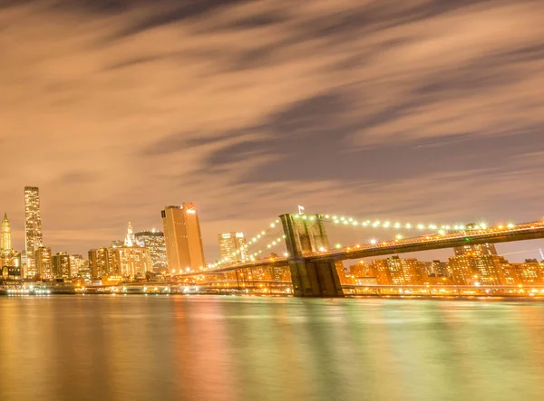 Нічний вид на Мангеттен і Бруклінський міст — стокове фото