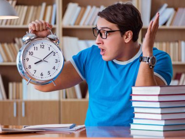 Üniversite sınavlarına hazırlanan öğrenci