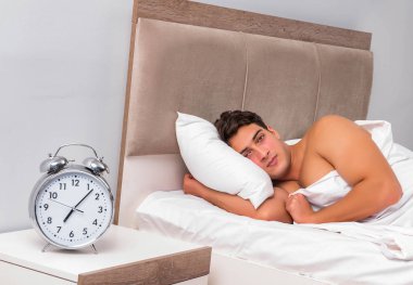 Adam sabahları uyanmakta zorlanıyor.