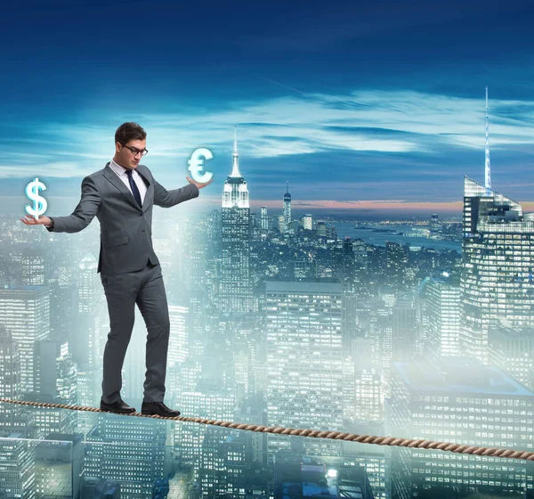 Бізнесмен балансує між вибором долара і євро — стокове фото