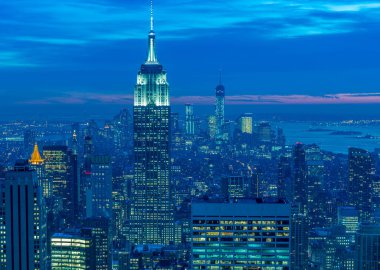 Günbatımında New York Manhattan 'ın gece manzarası