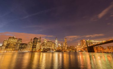 Manhattan ve Brooklyn köprüsünün gece manzarası