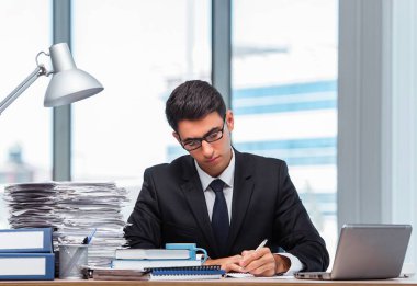 Ofiste çalışan genç bir işadamı.