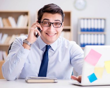 Ofiste çalışan bir işadamı.