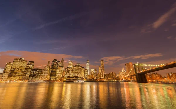 Vue de nuit sur Manhattan et Brooklyn bridge — Photo