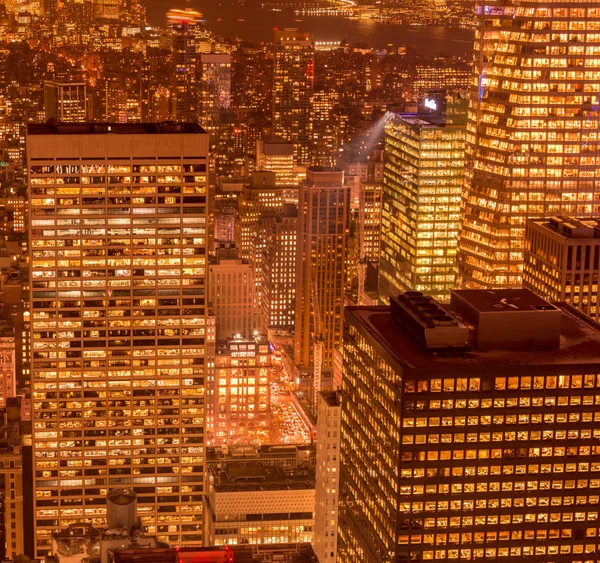 Vista noturna de Nova York Manhattan durante o pôr do sol — Fotografia de Stock