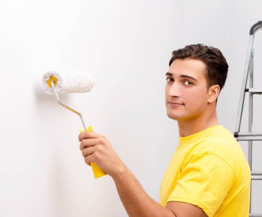 Ev iyileştirmeler yapan genç erkek