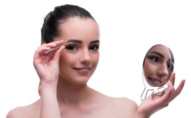 Güzellik konseptindeki kadın makyaj malzemesi kullanıyor.