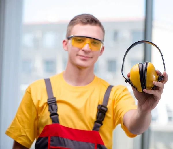 穿着黄色工作服的年轻建筑工人 — 图库照片