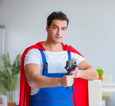 Evde çalışan süper kahraman tamirci.