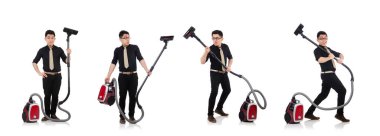 Elektrikli süpürgesi olan adam beyazda izole edilmiş.