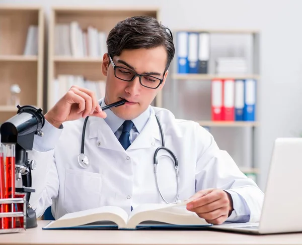 Junge Ärztin studiert medizinische Ausbildung — Stockfoto
