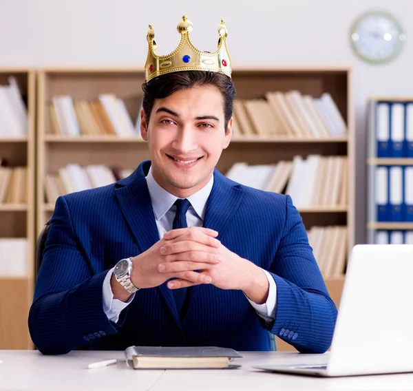 Kung affärsman arbetar på kontoret — Stockfoto