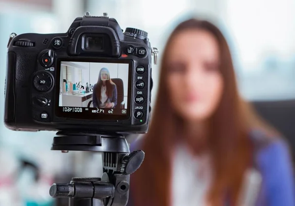 Belleza de la moda blogger grabación de vídeo — Foto de Stock