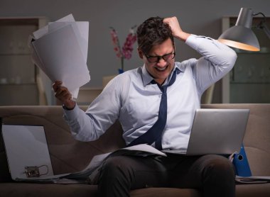 İşadamı işkolik evde geç saatlere kadar çalışıyor