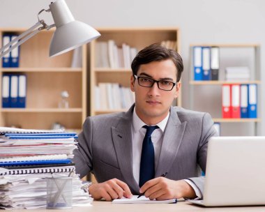 ofiste çalışan yakışıklı işadamı