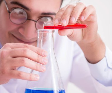 Çılgın bilim adamı bir laboratuarda deneyler yapıyor.