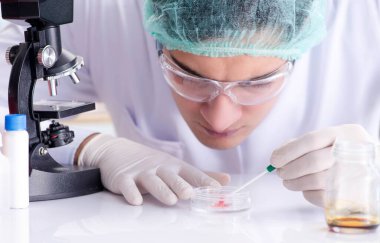 Laboratuvarda genç bir bilim adamıyla kan testi yaptım.