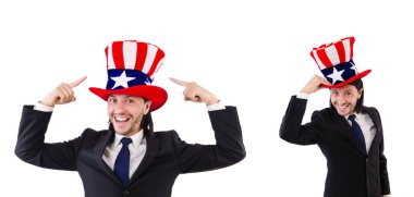 Amerikan bayrağı taşıyan adam beyazların üzerinde izole edilmiş.