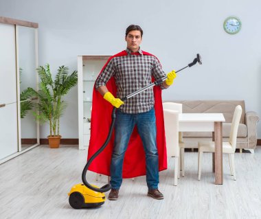 Süper kahraman temizleyicisi evde çalışıyor.