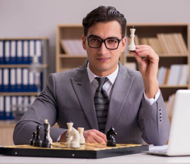 genç işadamı ofiste satranç oynamayı
