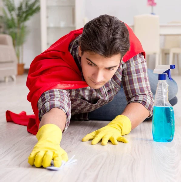 Superhelden-Ehemann putzt Fußboden zu Hause — Stockfoto