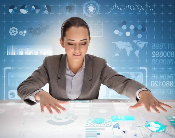 Nő a futurisztikus adatbányászat koncepció — Stock Fotó